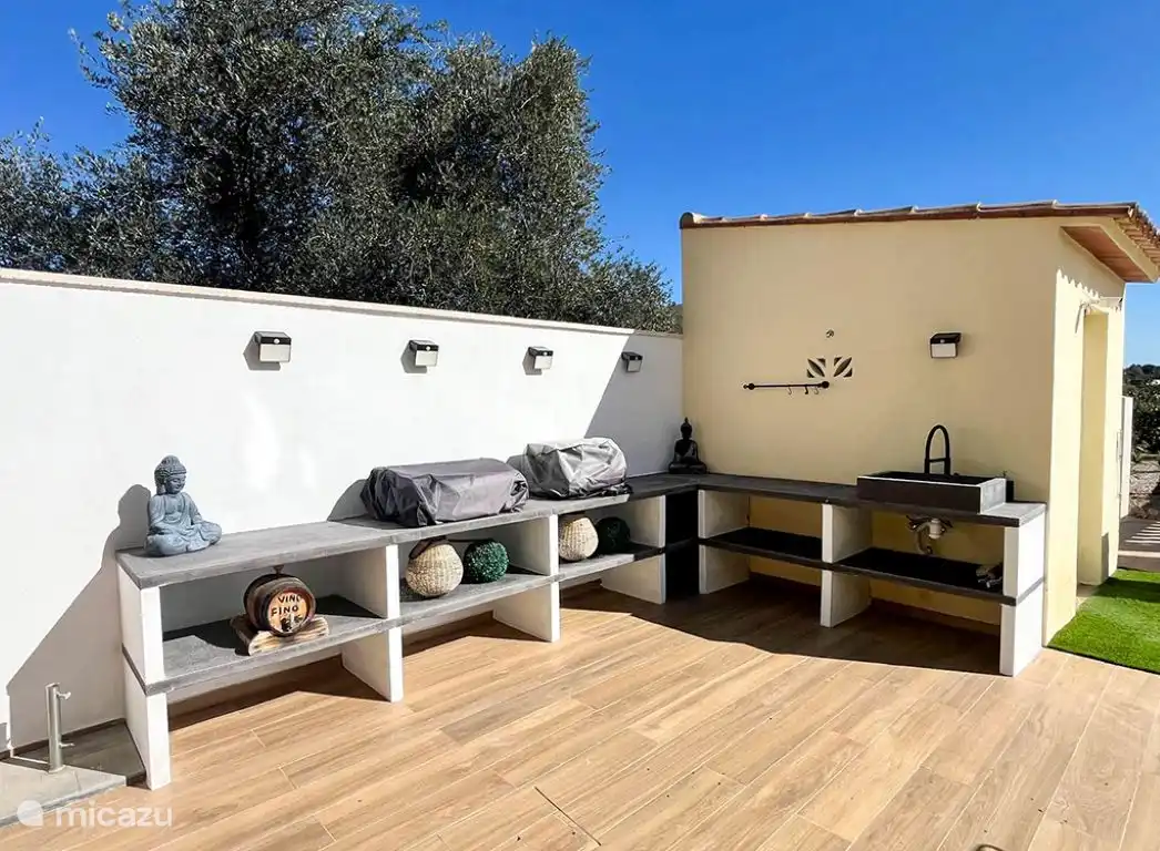 Cocina exterior con barbacoa y freidora con fregadero y fregadero