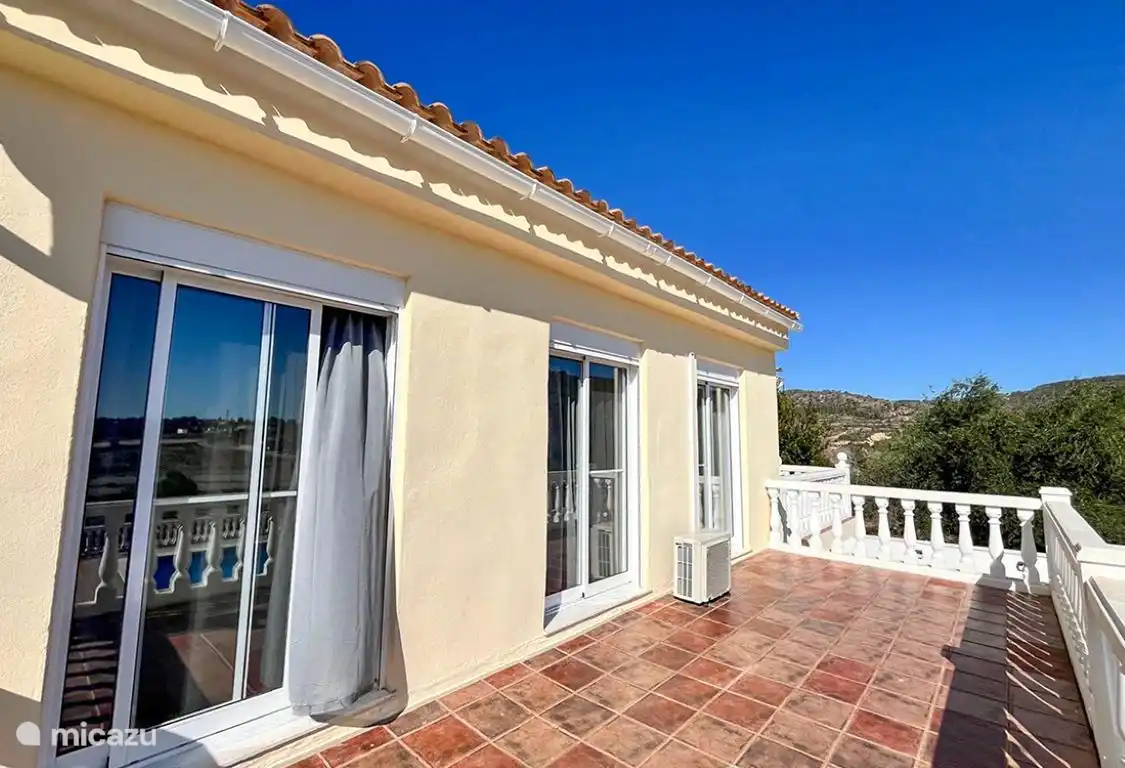 Todas las habitaciones cuentan con amplio balcón con vistas a la piscina y vistas a montañas y valles cítricos