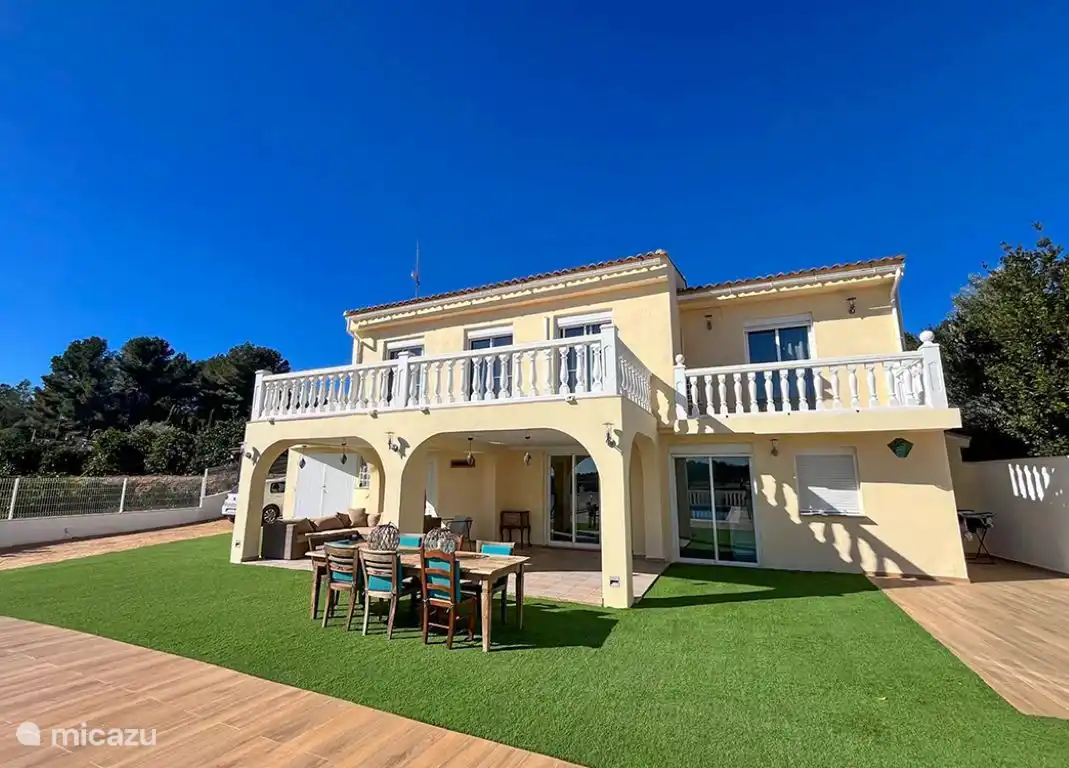 terraza con mesa de comedor