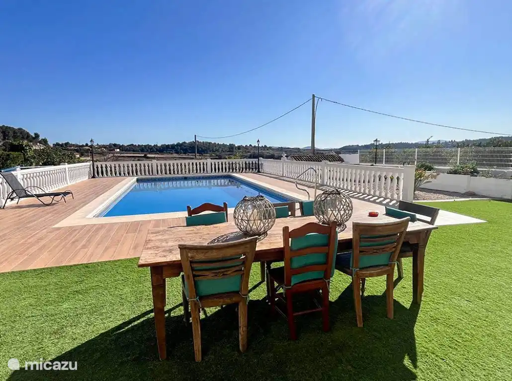 Vista frontal de la villa