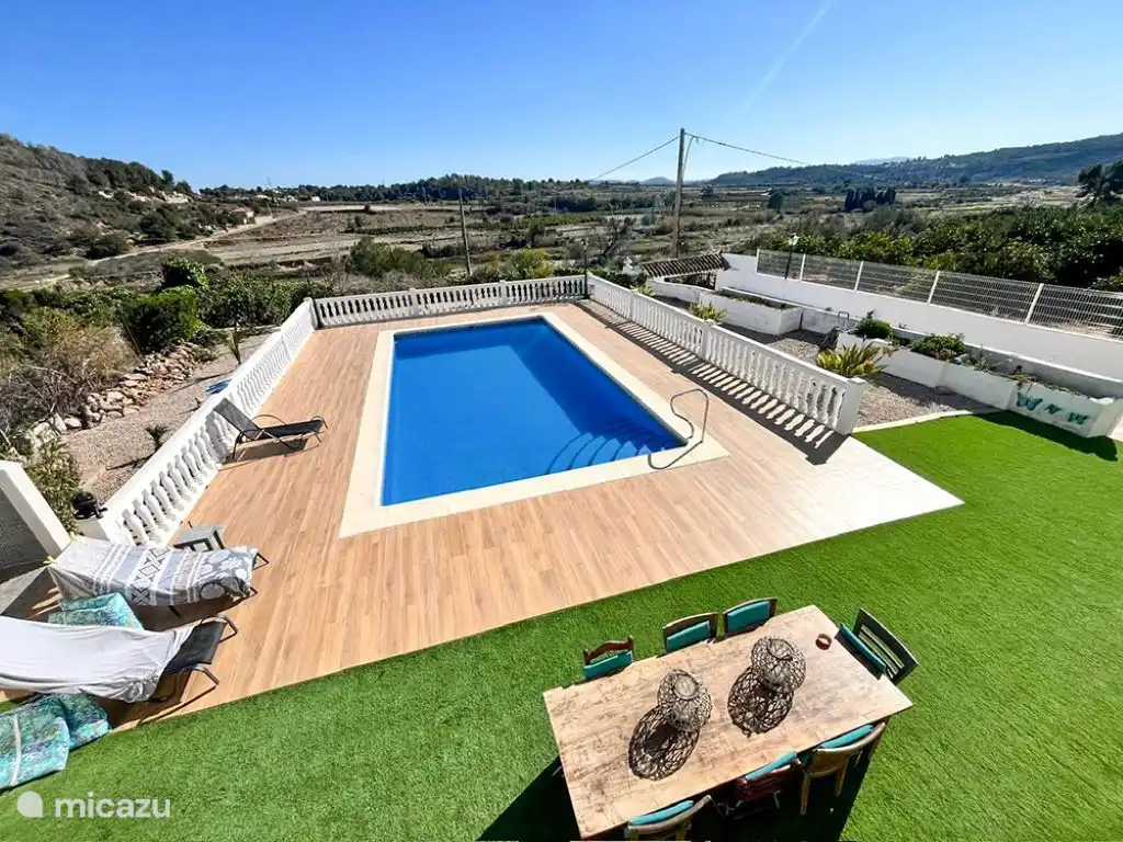 Piscina con tumbonas