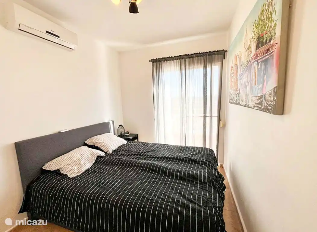 Segundo spaalkamer con inbowkast y balcón