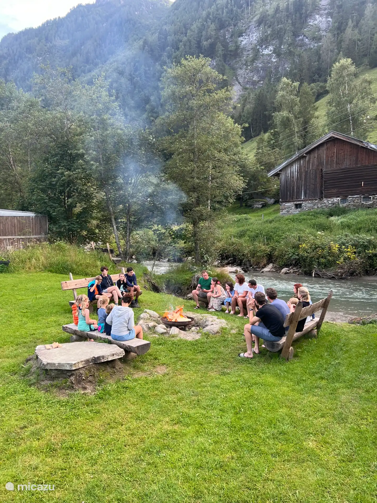In den Sommerferien wöchentliches Lagerfeuer mit Marshmallows