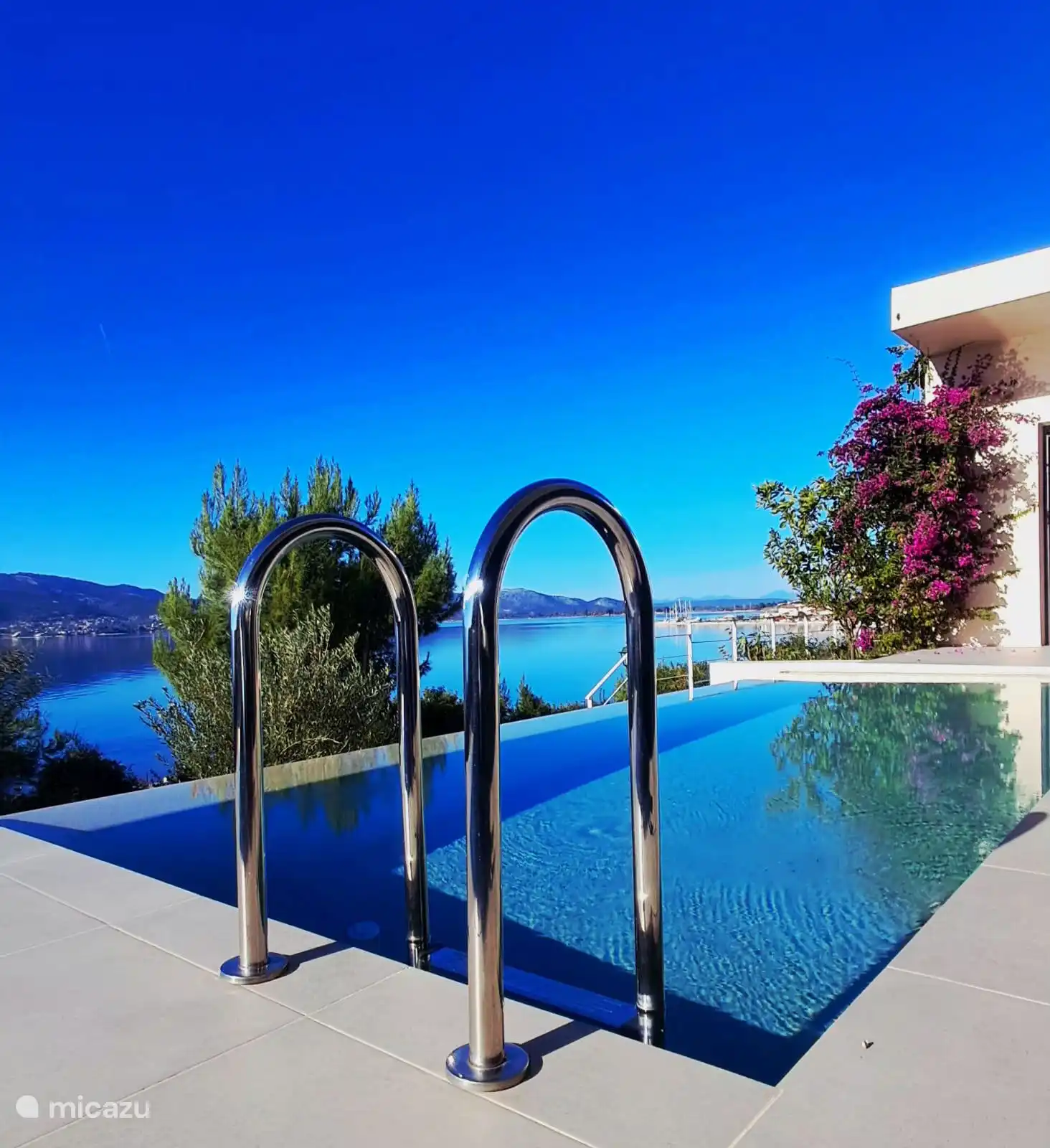 The inviting pool with the sea behind....what a view 