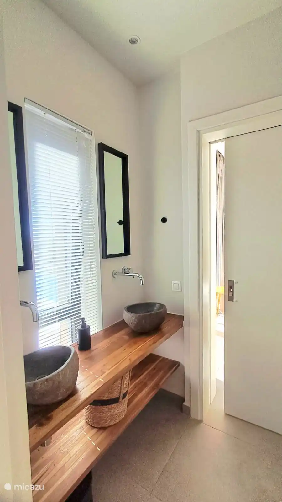 Bathroom between guest rooms, with a separated toilet and double washbasin 