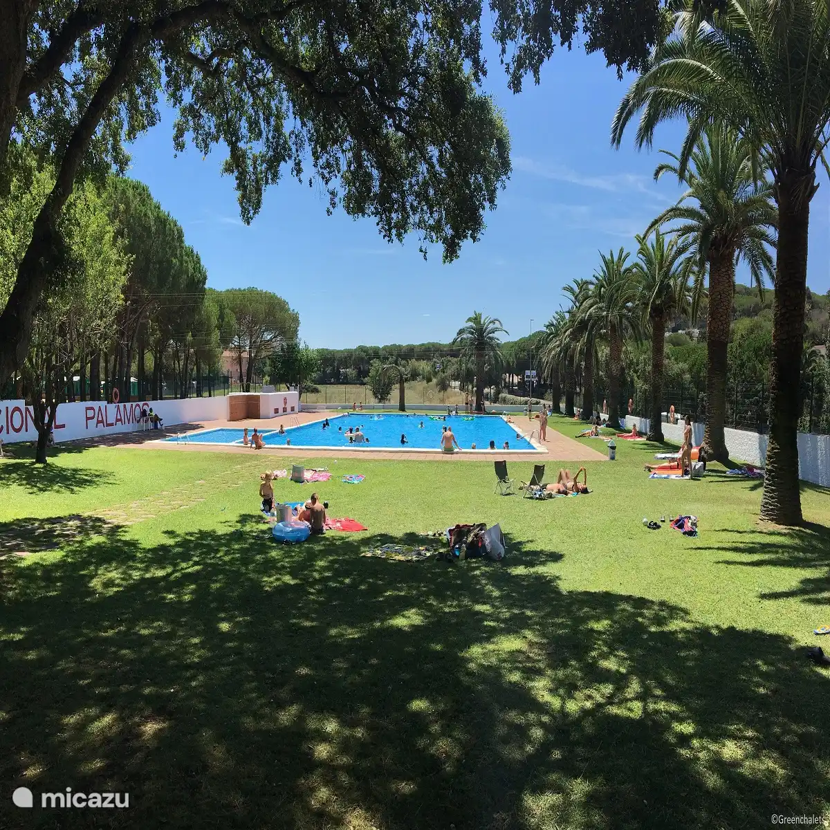 Schwimmbad mit Liegewiese.