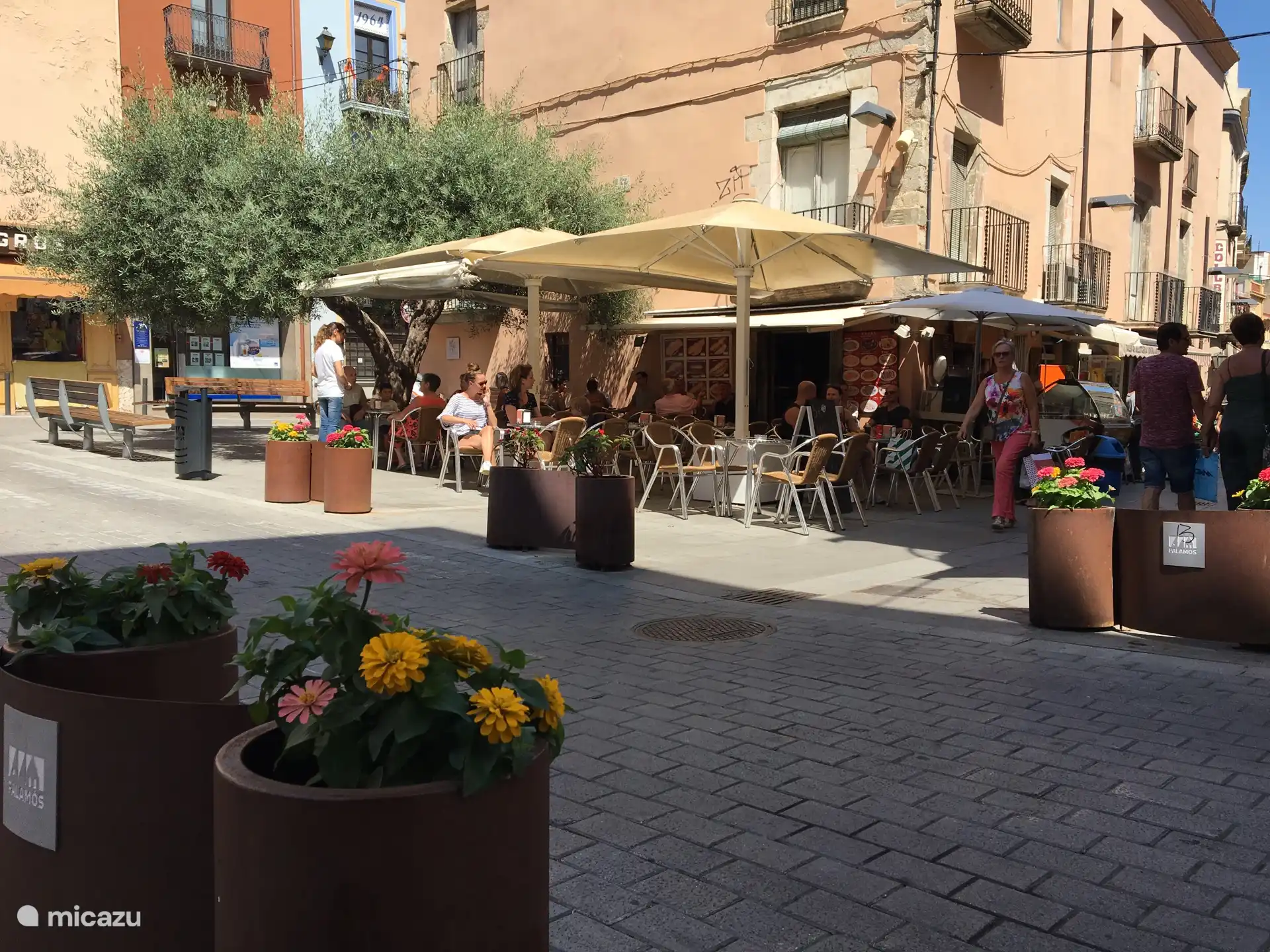 Freundliche Atmosphäre in der Stadt Palamos.