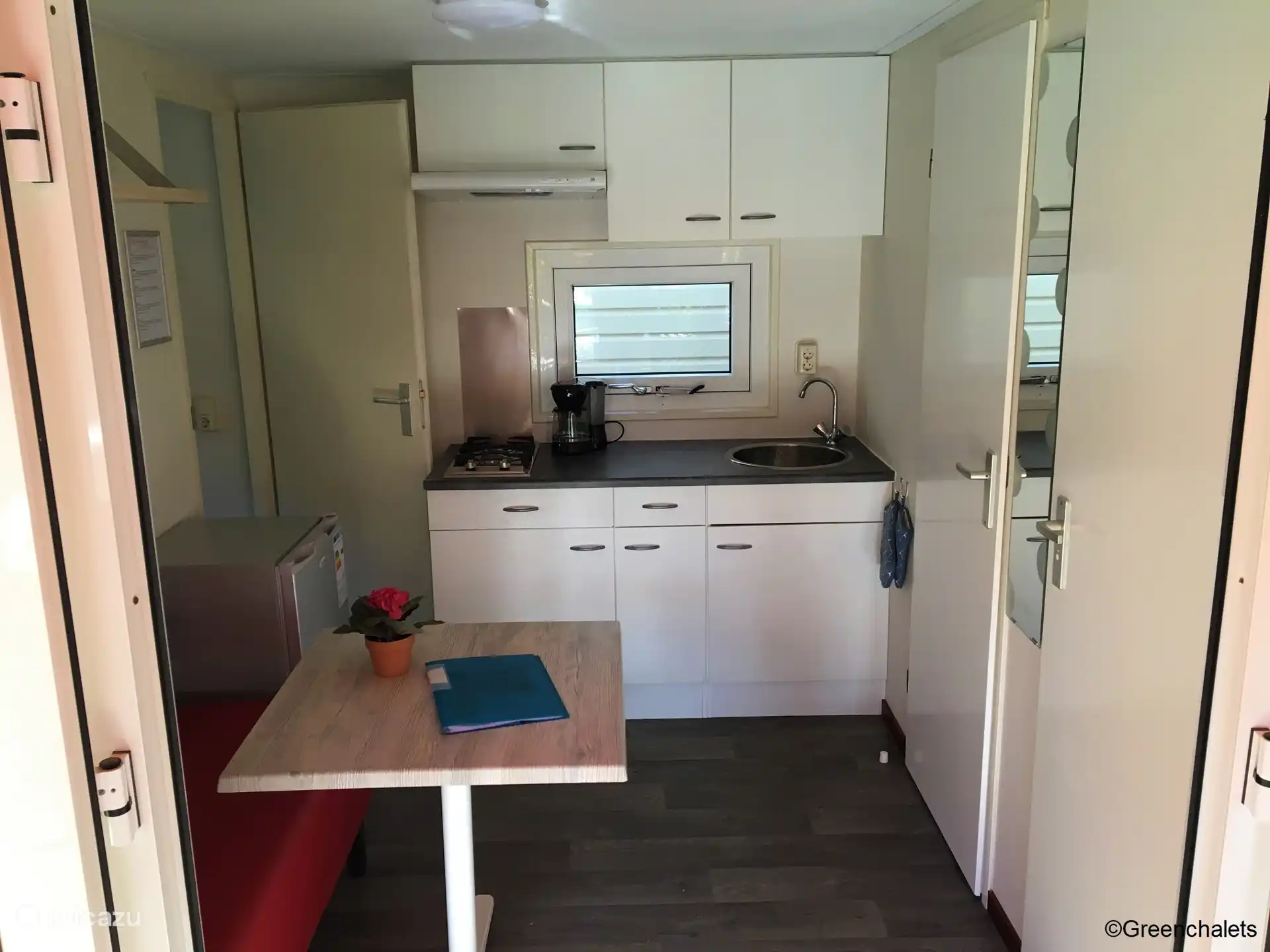 Offene Küche und 1 der beiden Kühlschränke.