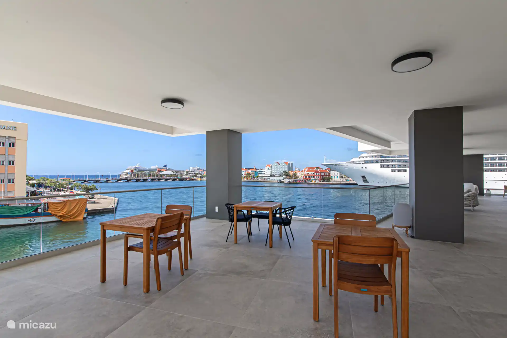 Gemeinsame Außenterrasse mit herrlichem Blick über die Hafeneinfahrt, die Pontonbrücke und die Stadt.