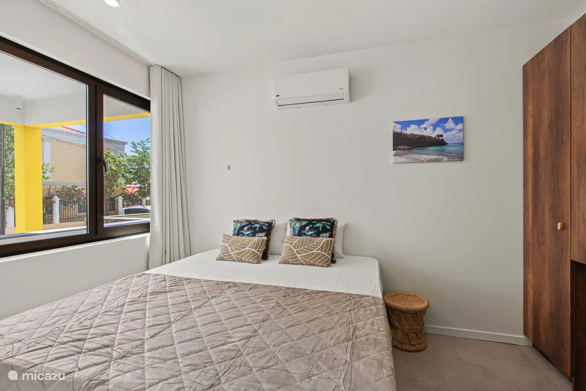 Das Hauptschlafzimmer verfügt über ein komfortables Kingsize-Bett, eine Klimaanlage, einen geräumigen Einbauschrank und einen eigenen Smart-TV.