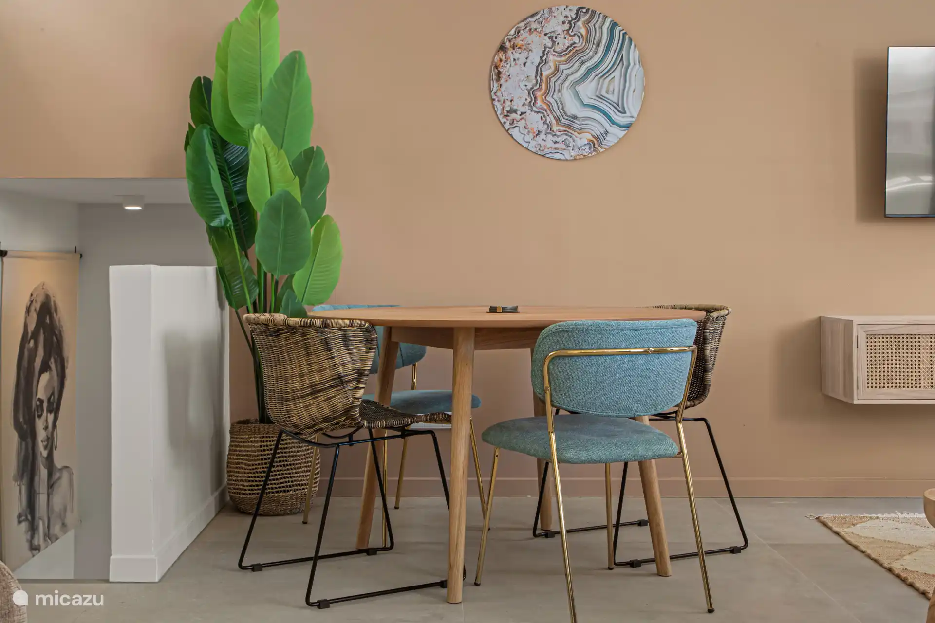 Die Wohnung bietet die Möglichkeit, im Innen- oder Außenbereich zu speisen.