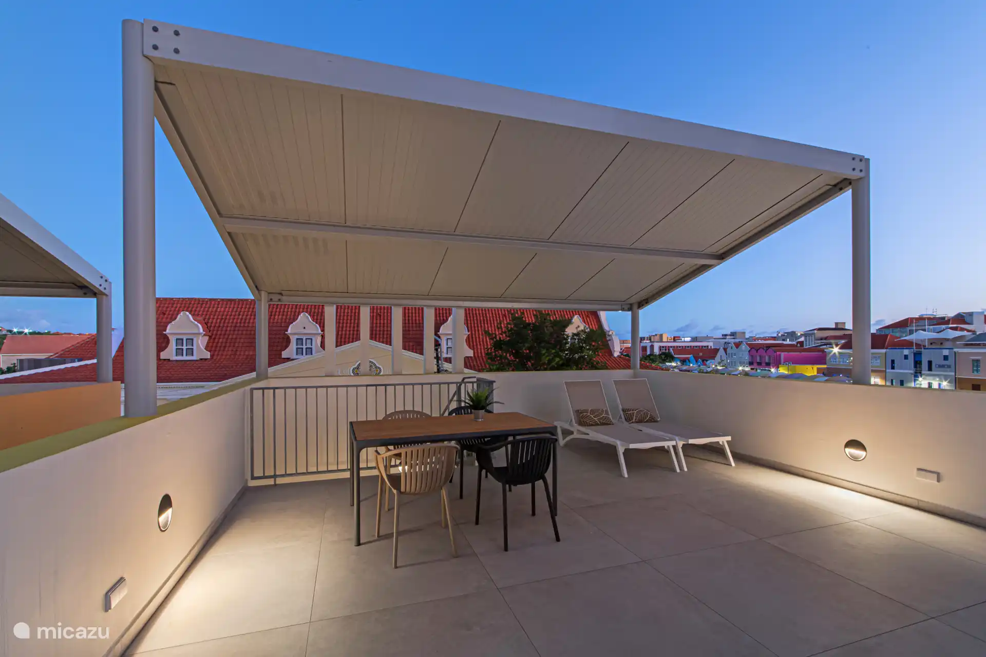 Genießen Sie den Sonnenuntergang von Ihrer Dachterrasse aus.