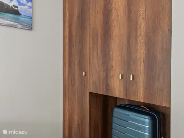 The Wharf 1D - au cœur de Willemstad | Curaçao, Curaçao-Centre, Willemstad - appartement La chambre principale dispose d’une grande armoire encastrée