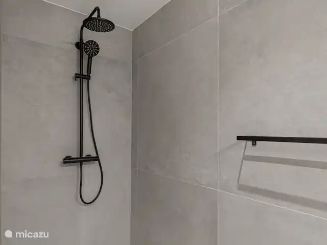 The Wharf 1D - au cœur de Willemstad | Curaçao, Curaçao-Centre, Willemstad - appartement Dans le hall, il y a une salle de bain moderne avec douche à l’italienne et lavabo