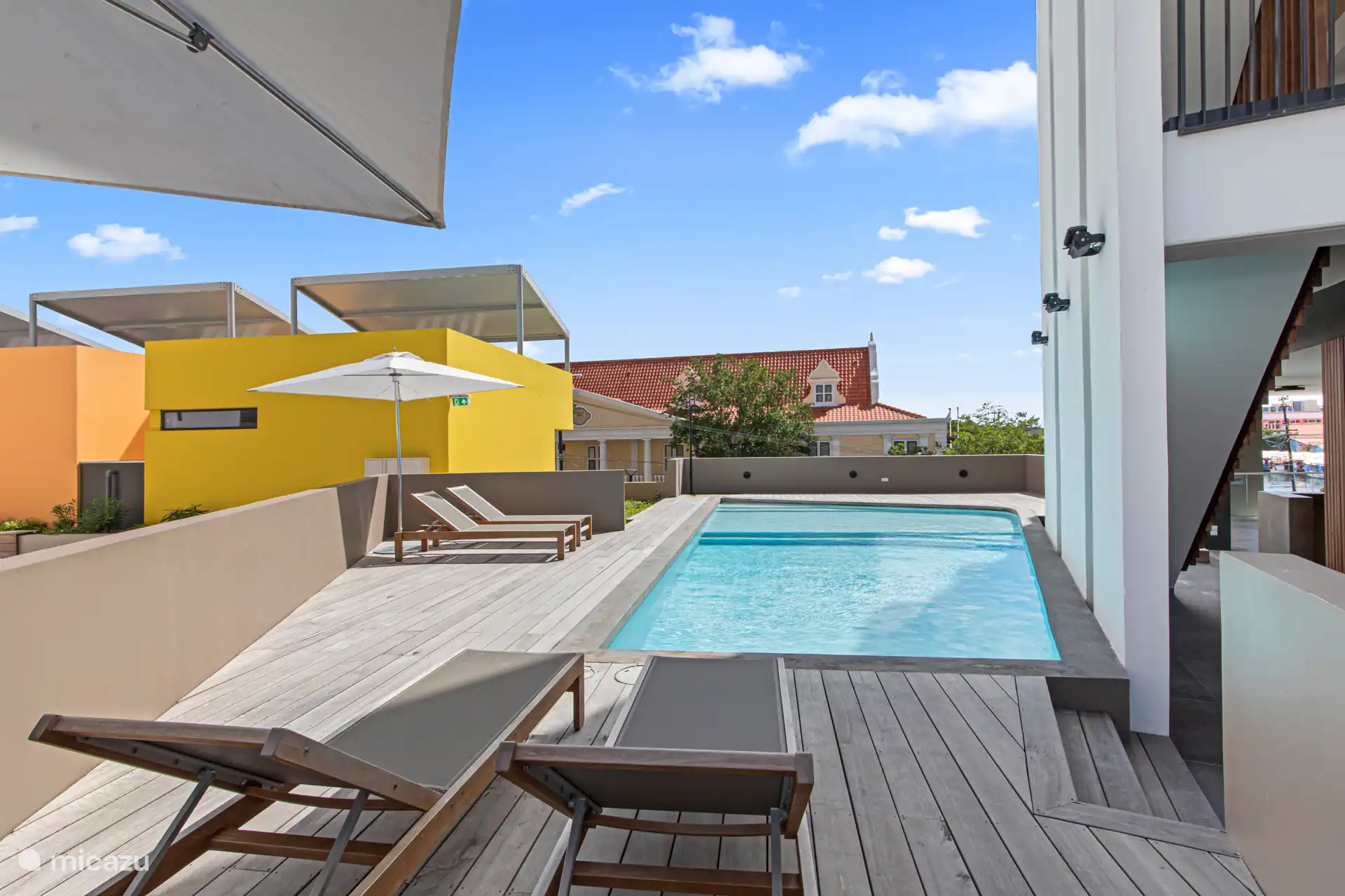 Liegestühle am Pool verfügbar.