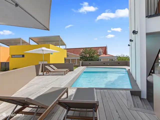 The Wharf 1D - au cœur de Willemstad | Curaçao, Curaçao-Centre, Willemstad - appartement Chaises longues disponibles au bord de la piscine.