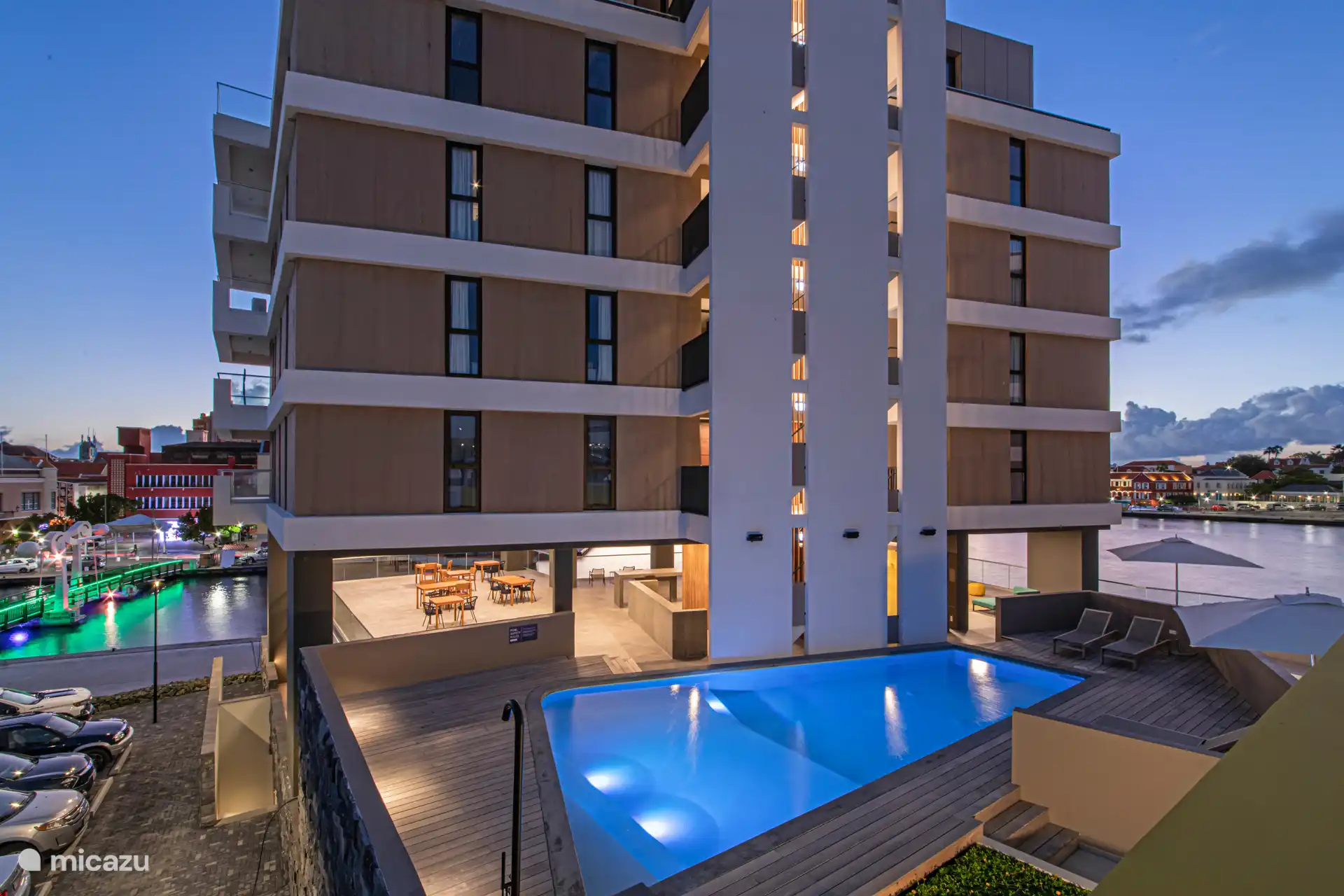 Sehen Sie die lebendige Stadt von Ihrer Dachterrasse aus.