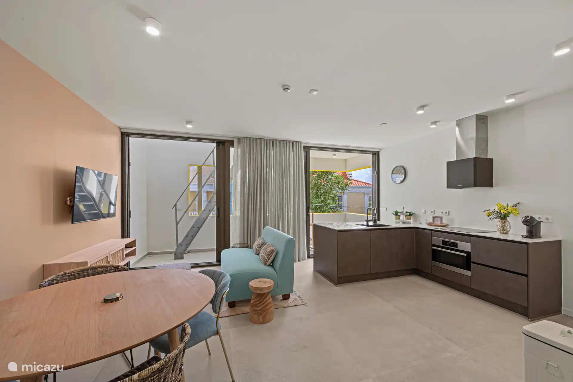 Offenes Wohnzimmer mit Küche.