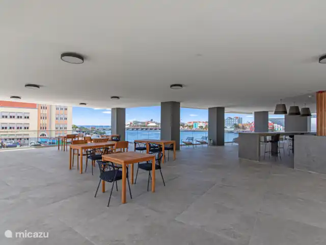 The Wharf 1D - au cœur de Willemstad | Curaçao, Curaçao-Centre, Willemstad - appartement Spacieuse terrasse extérieure partagée avec brise rafraîchissante.