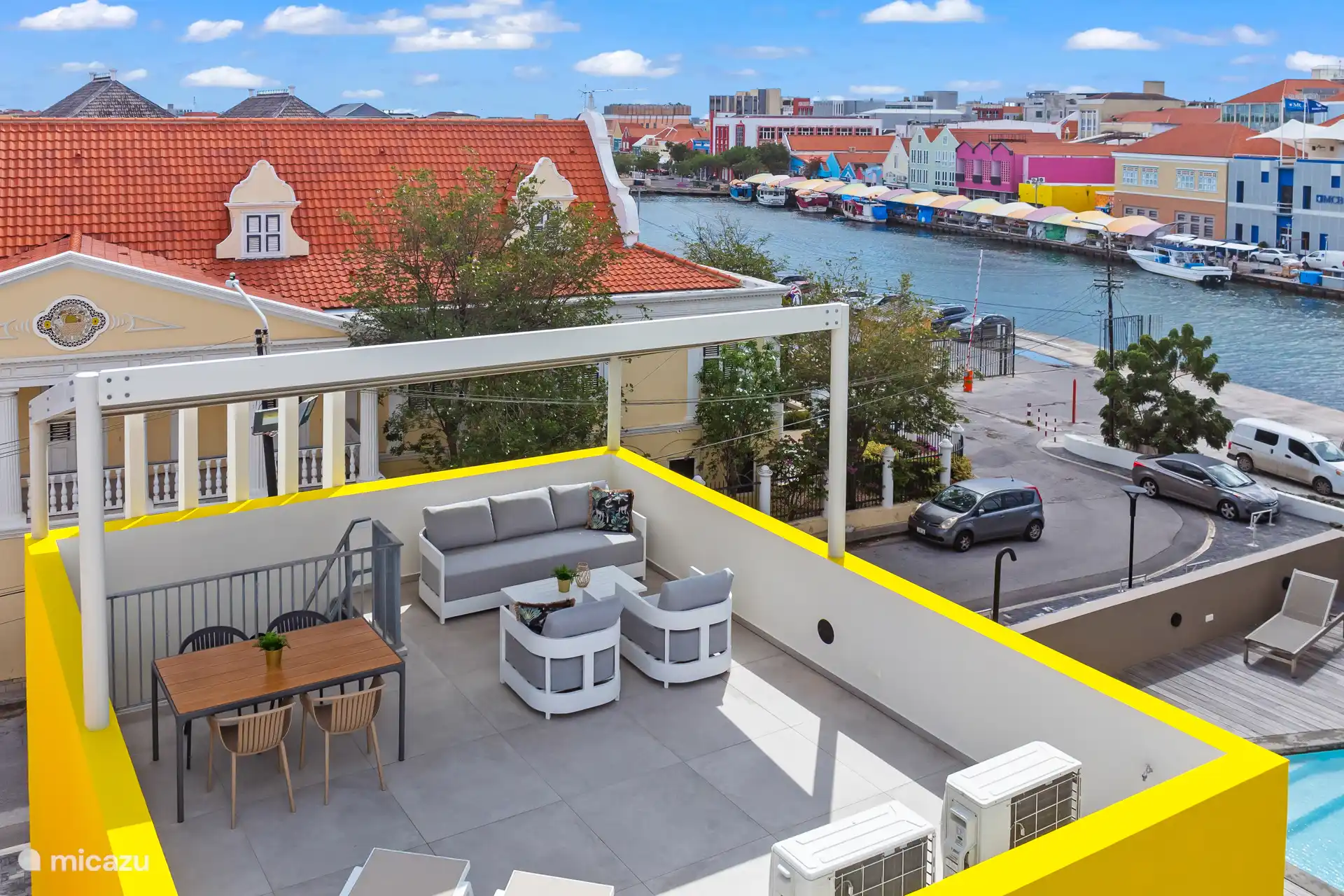 Private Dachterrasse mit Lounge-Sofa, Esstisch und Lounge-Betten.