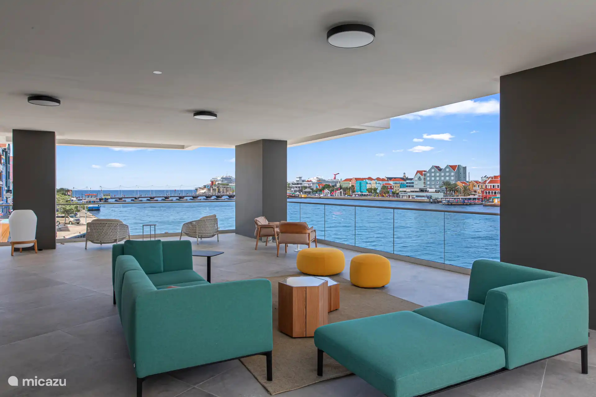 Gemeinsame Außenterrasse mit kühlenden Passatwinden und herrlichem Blick über die Stadt, den Hafen und die berühmte Pontonbrücke.