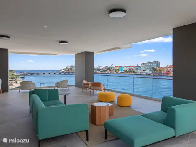 The Wharf 1D - au cœur de Willemstad | Curaçao, Curaçao-Centre, Willemstad - appartement Terrasse extérieure partagée avec des alizés rafraîchissants et une vue magnifique sur la ville, le port et le célèbre pont flottant.