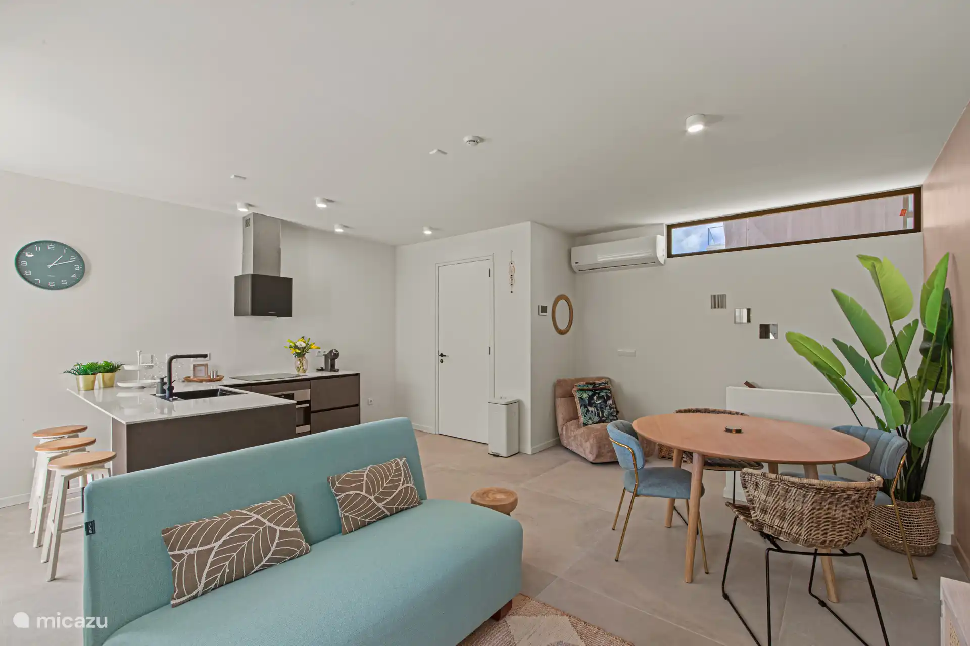 Offener Wohnraum mit Küche.