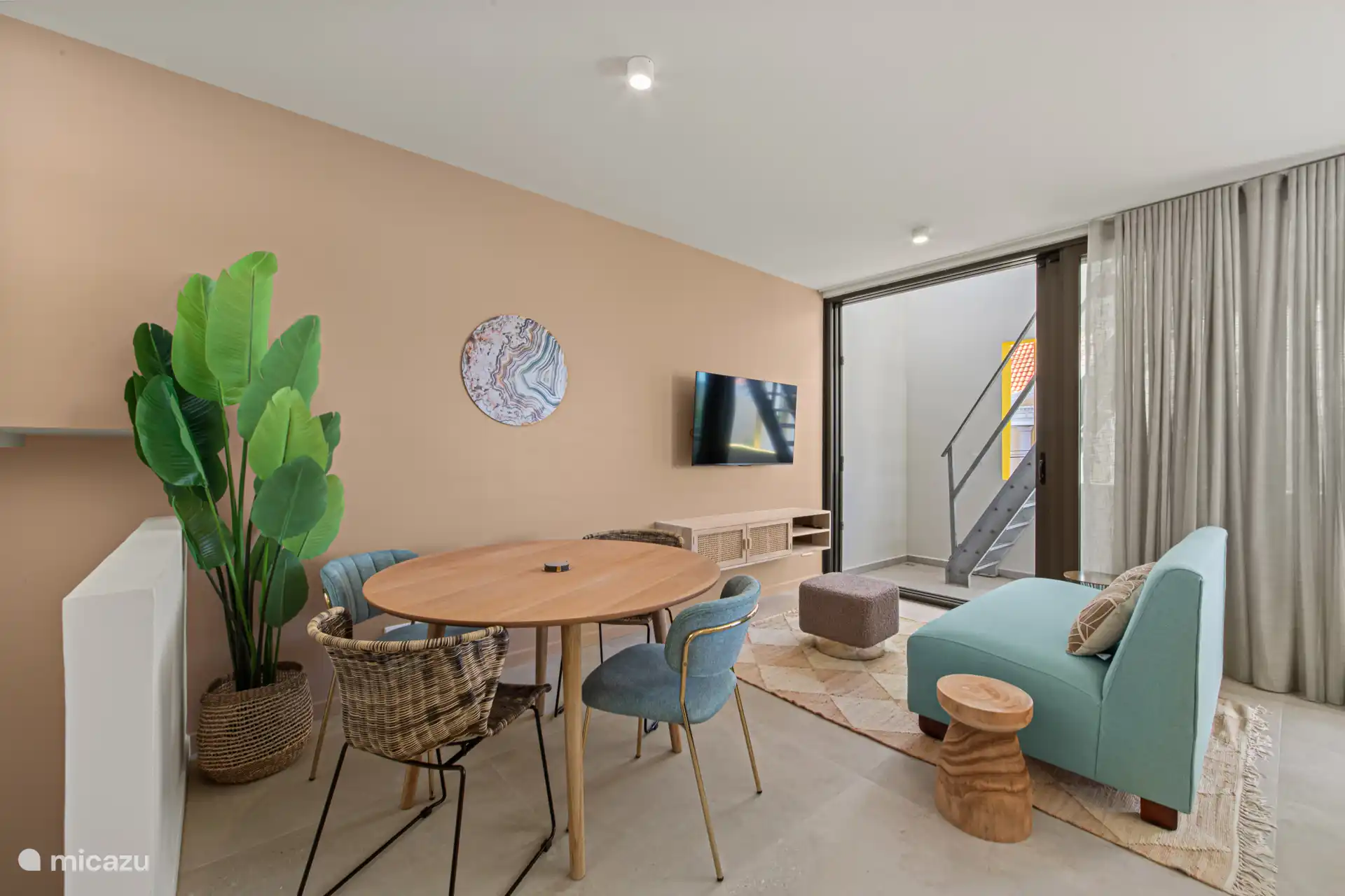 Stilvolle Wohnung, in der Komfort und Luxus in einer warmen, einladenden Atmosphäre zusammenkommen.