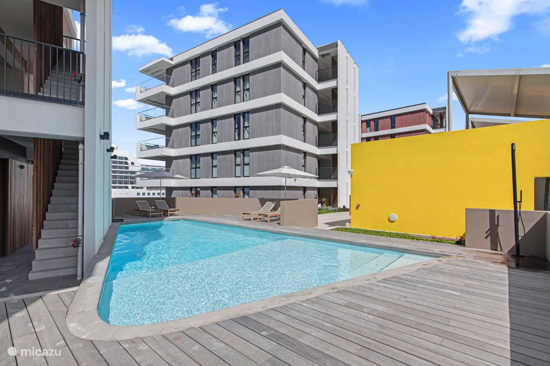 Die Wohnung befindet sich neben dem Swimmingpool.