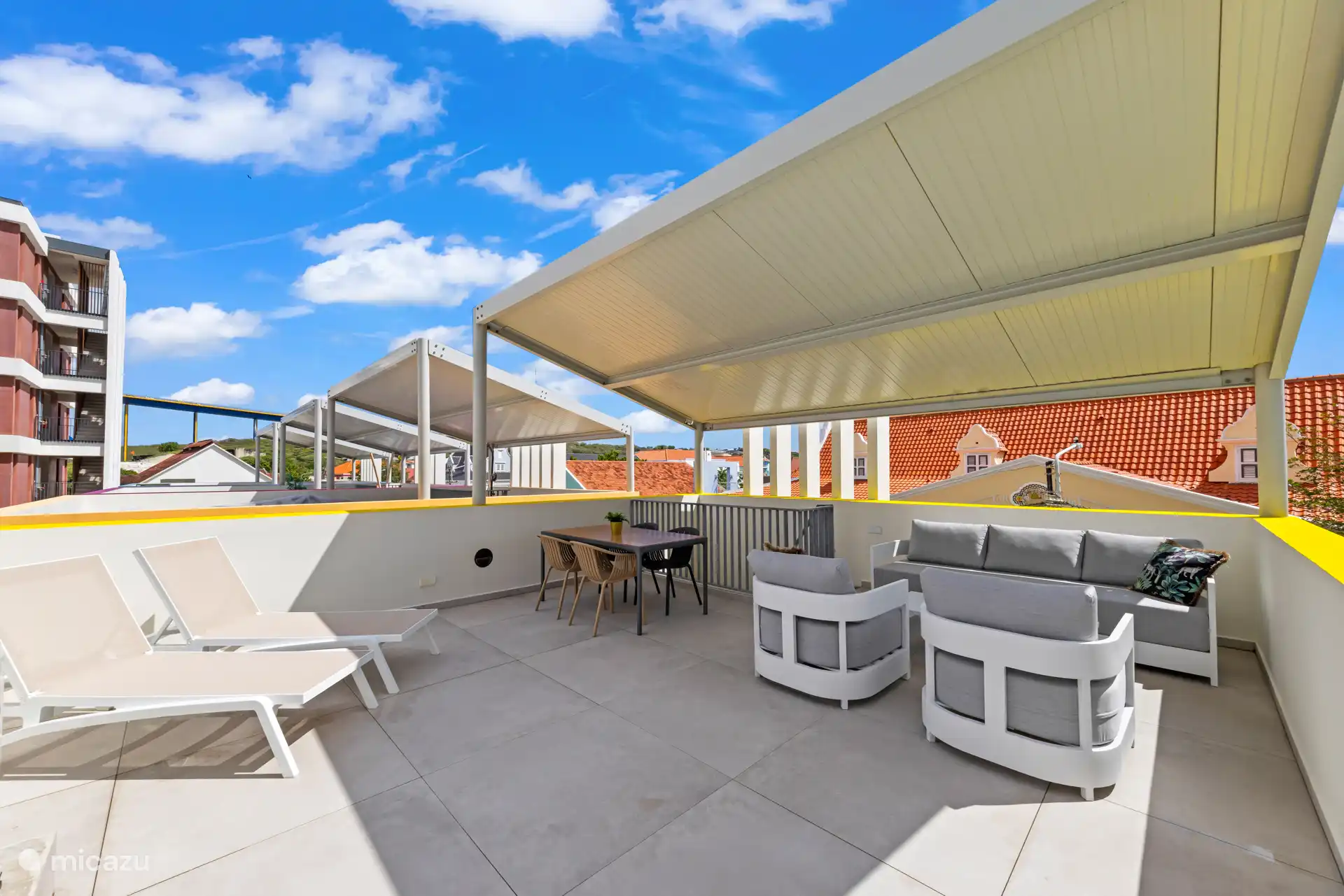 Man erreicht die Dachterrasse über eine private Treppe.