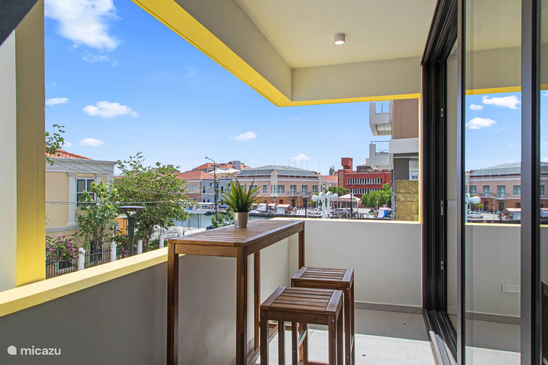 Genießen Sie Ihren Morgenkaffee oder Ihr abendliches Getränk auf dem Balkon mit Blick auf den lebhaften Hafen und das farbenfrohe Stadtbild.