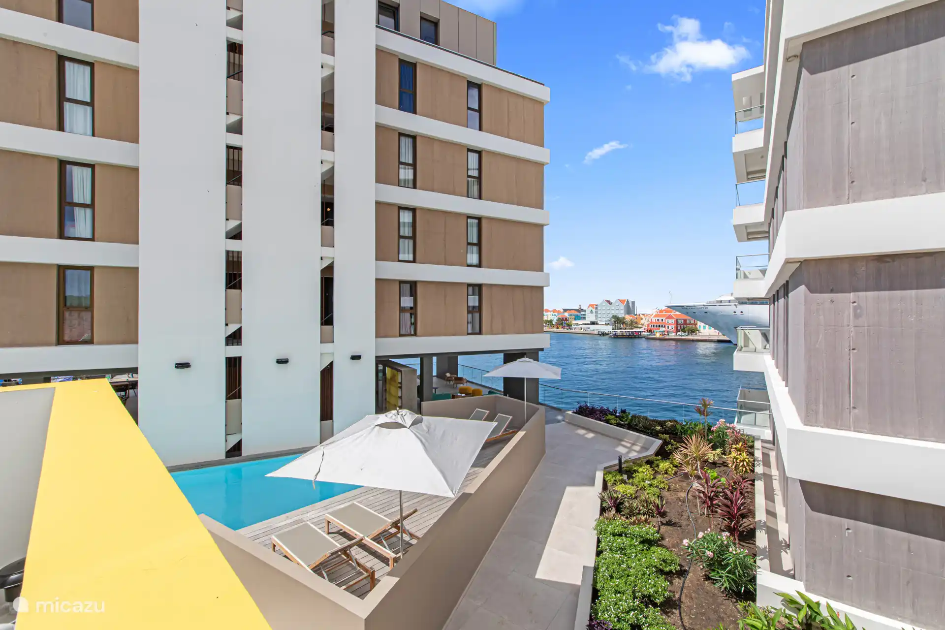 Blick auf die Hafeneinfahrt von Ihrer Dachterrasse aus.