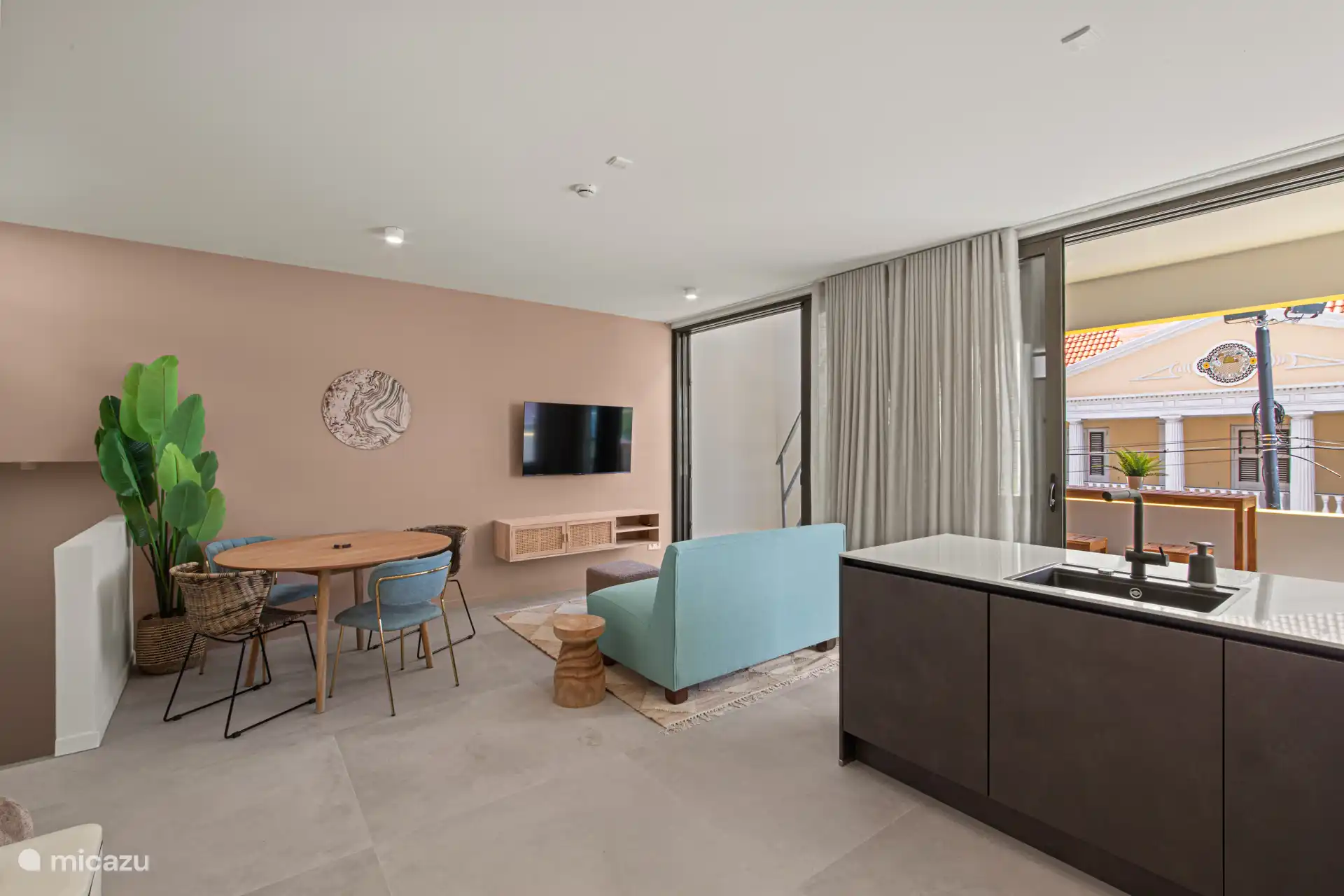 Große Glastüren öffnen sich auf den Balkon und lassen die sanfte karibische Brise herein.