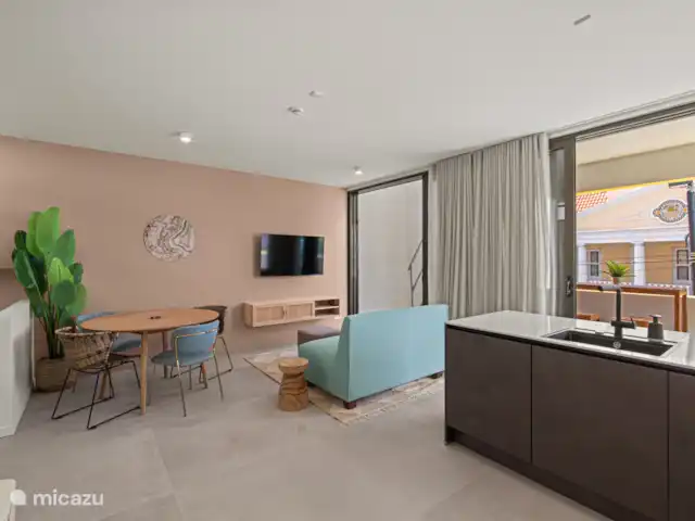 The Wharf 1D - au cœur de Willemstad | Curaçao, Curaçao-Centre, Willemstad - appartement De grandes portes vitrées s’ouvrent sur le balcon et laissent entrer la douce brise des Caraïbes.