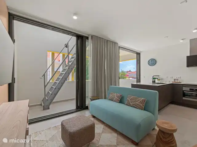 The Wharf 1D - au cœur de Willemstad | Curaçao, Curaçao-Centre, Willemstad - appartement Au premier étage, vous trouverez un salon lumineux qui allie un design moderne à une atmosphère familiale.