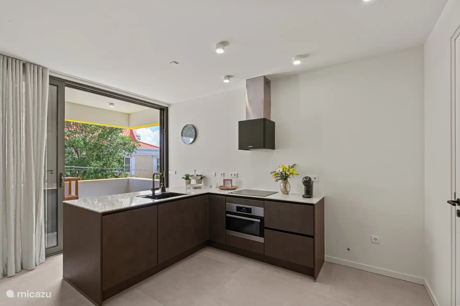 Die Küche ist komplett mit modernen Geräten ausgestattet.