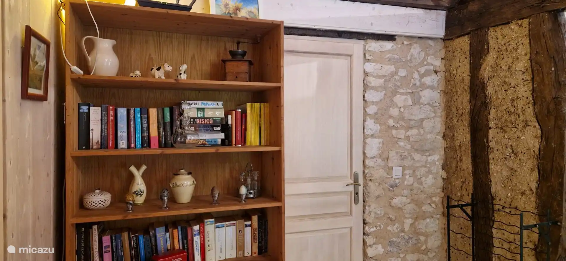 Bücherregal mit Tür zur Küche und nach draußen