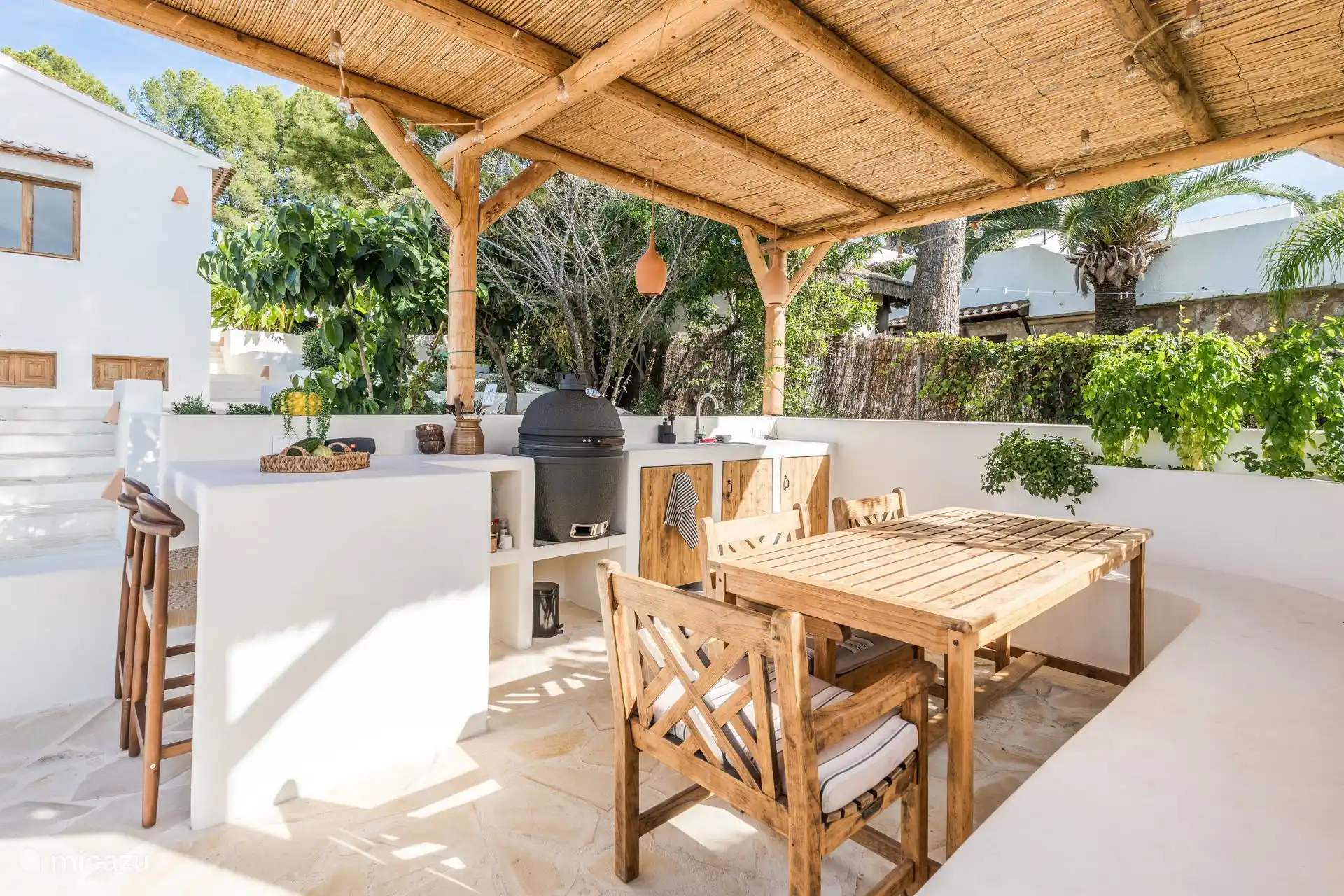 Außenküche mit Grill, Geschirrspüler und Kühlschrank.