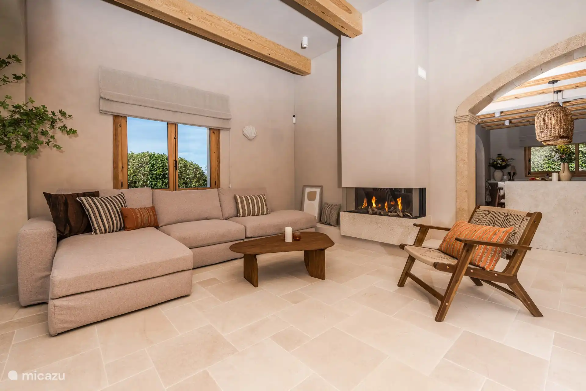 Wohnzimmer mit Gaskamin.