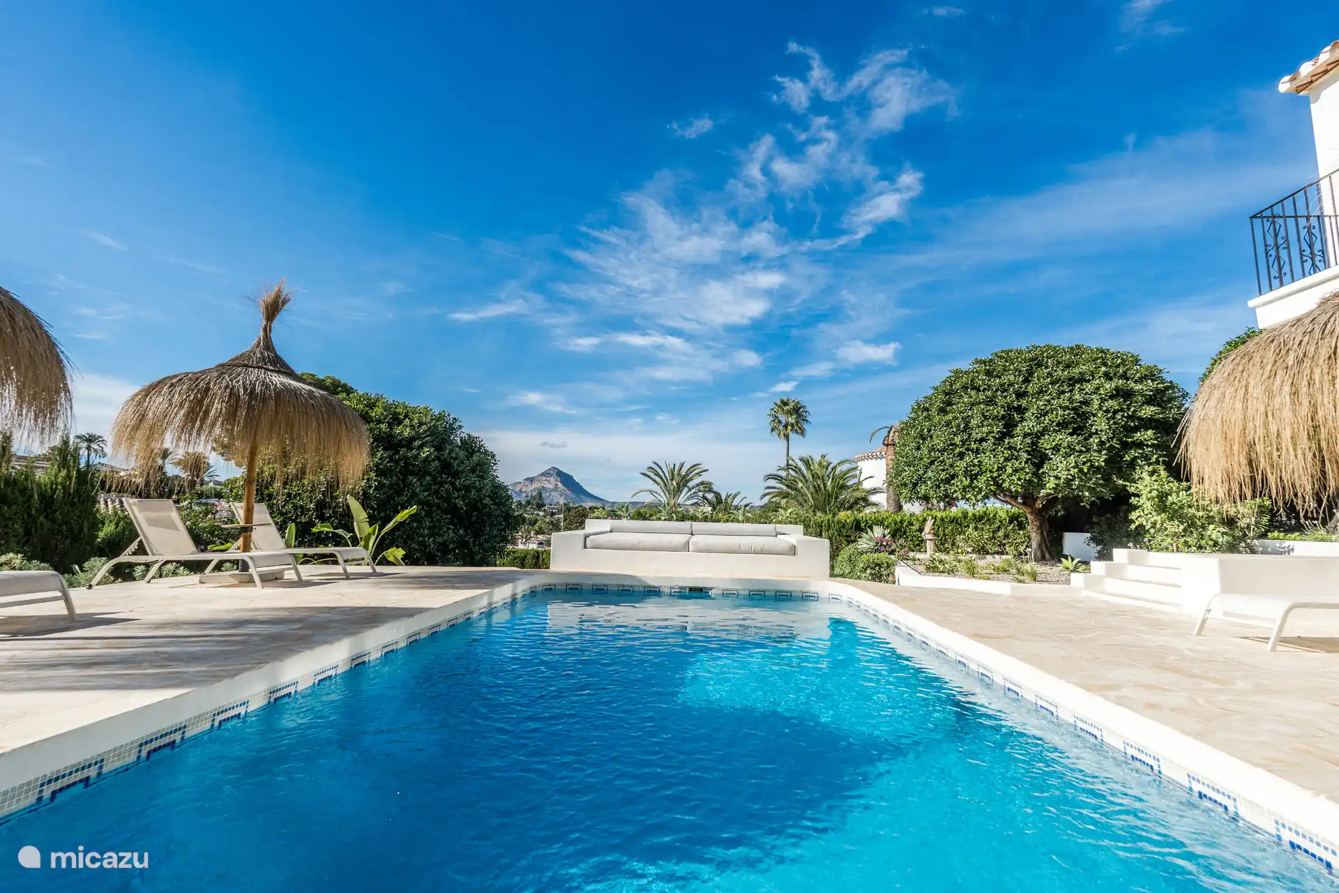Schwimmen mit Blick auf den Montgo.