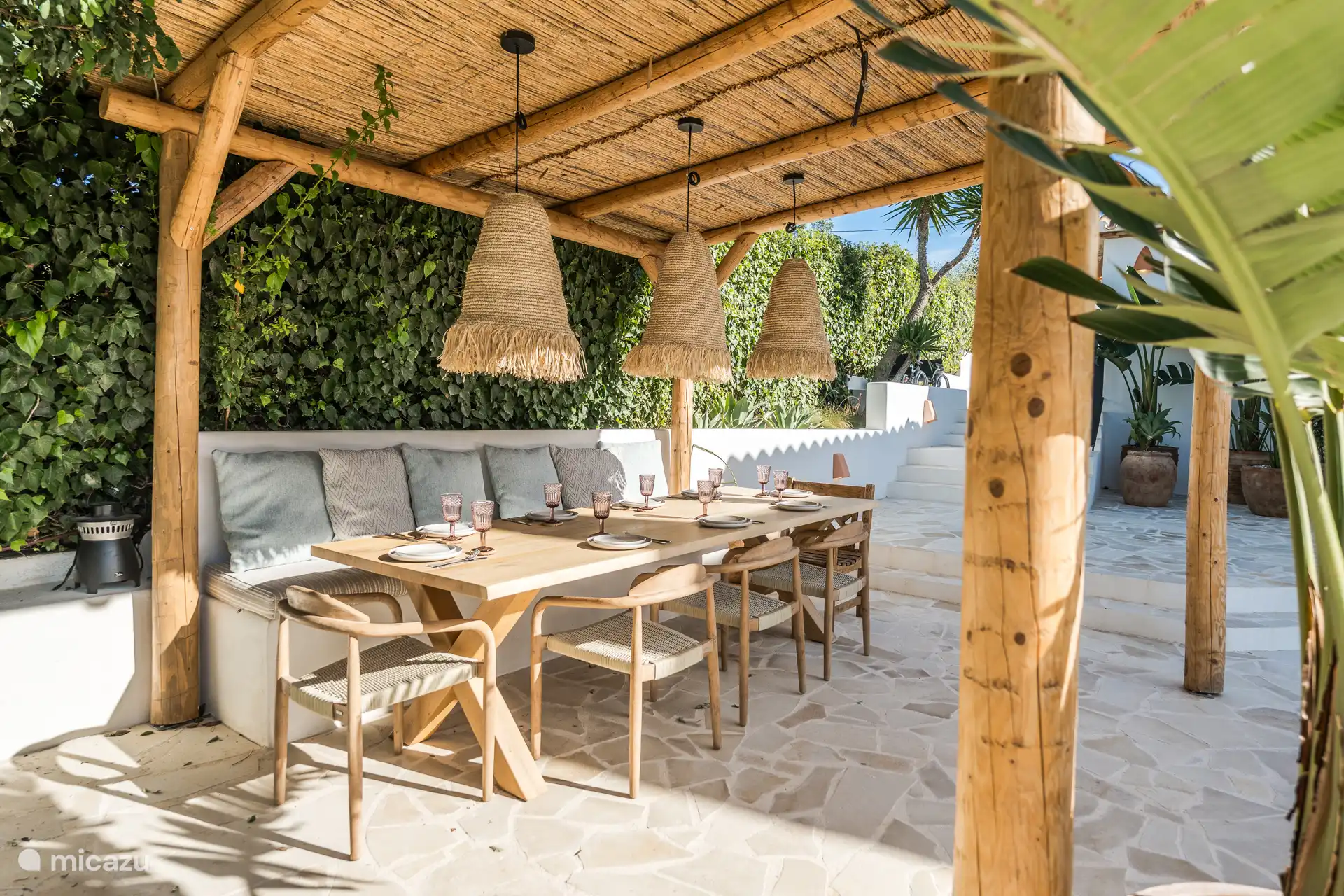 Großer Esstisch unter der Pergola