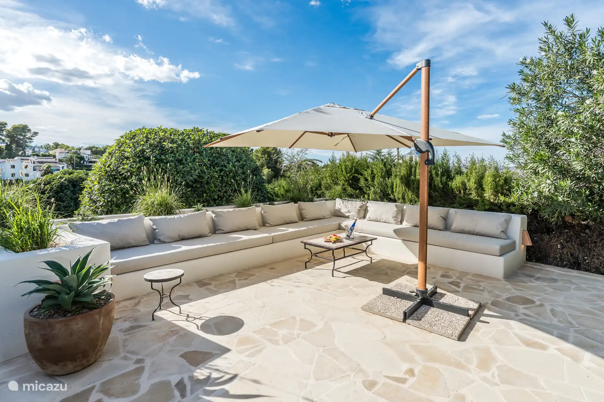 Großer Loungebereich auf der Terrasse.