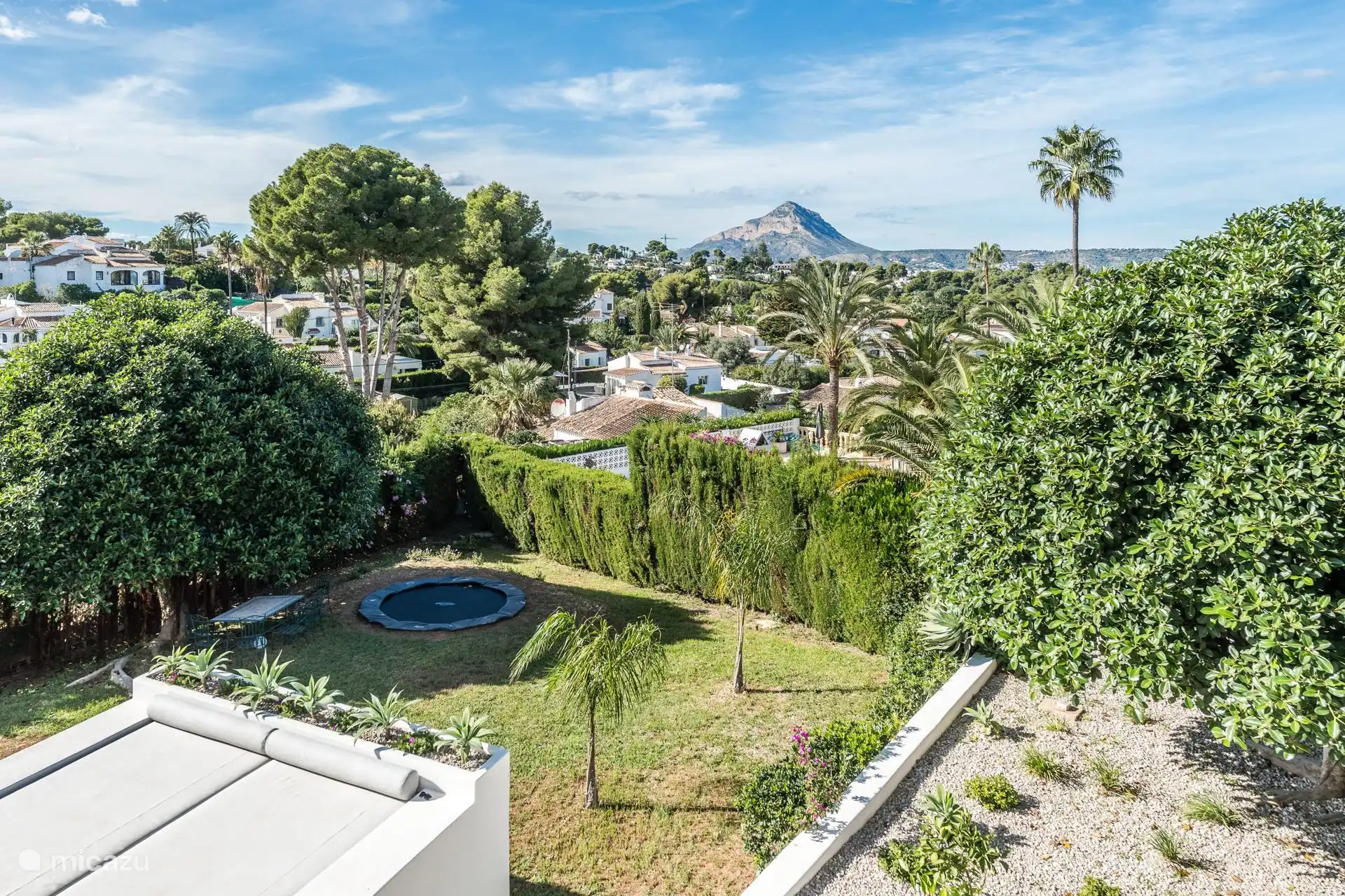 Blick aus dem Wohnzimmer, Trampolin für stundenlangen Spaß!