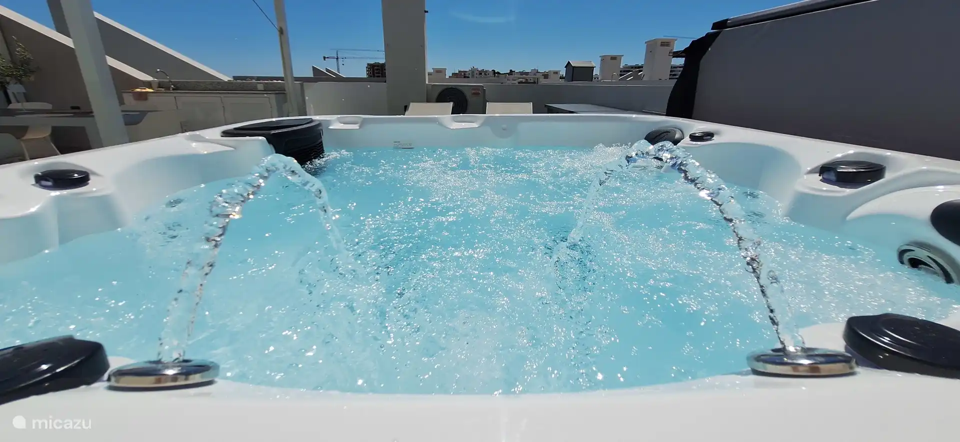 Privéjacuzzi op het solarium 