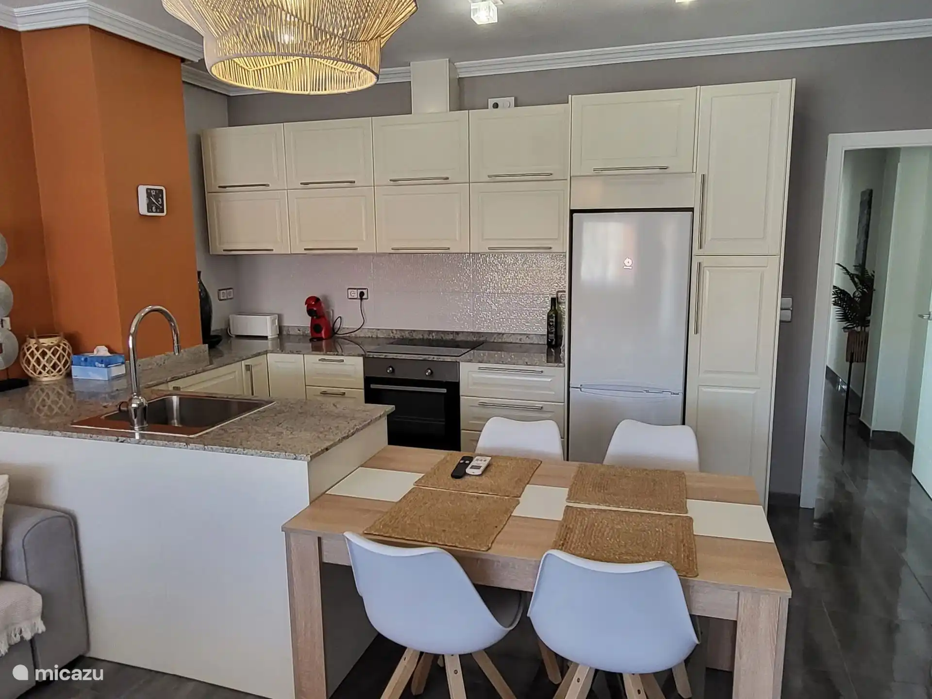 volledig ingerichte keuken