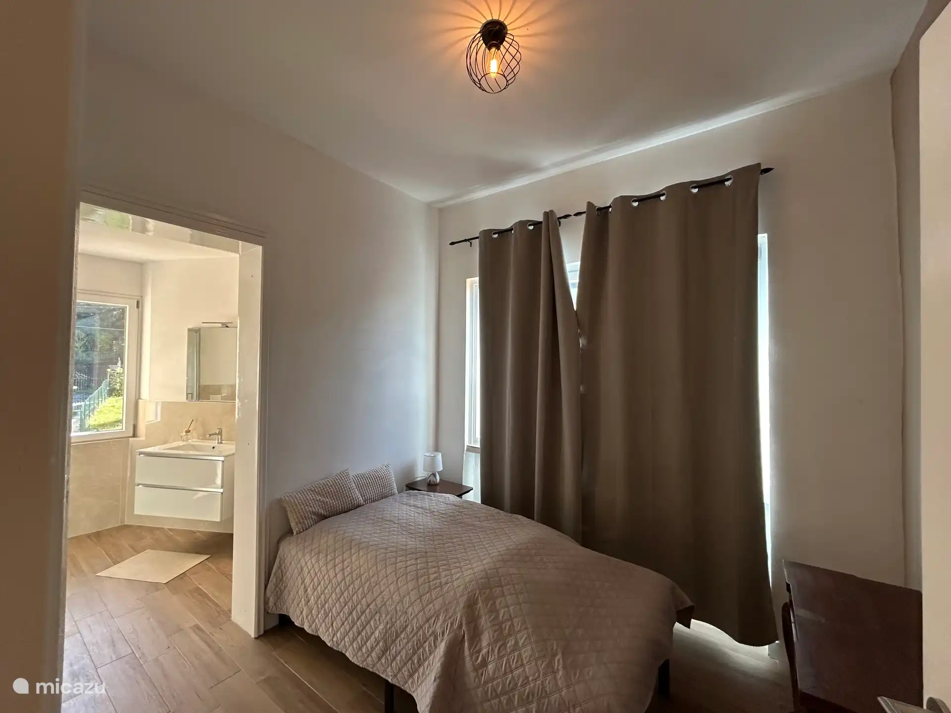 Das Schlafzimmer im Heck mit Dusche, Waschbecken, WC und Bidet