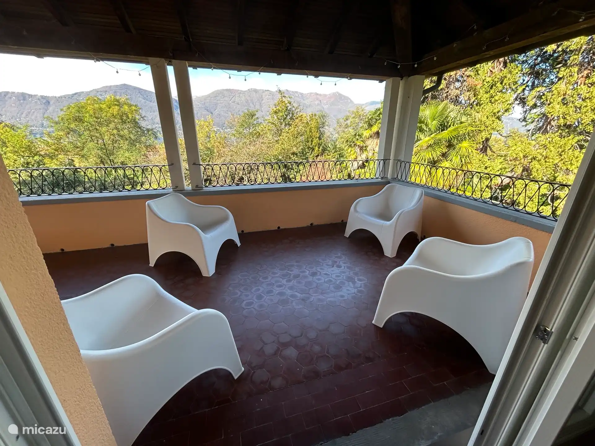 Liegestühle auf der Terrasse