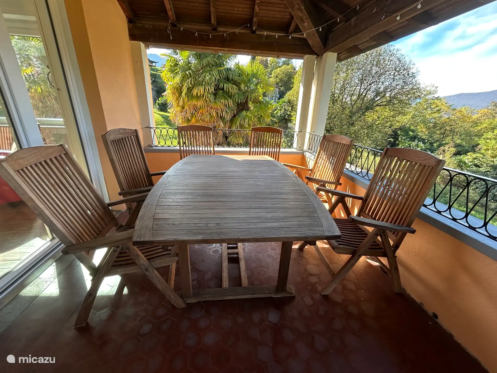 Die Terrasse mit Blick auf den Garten und den See