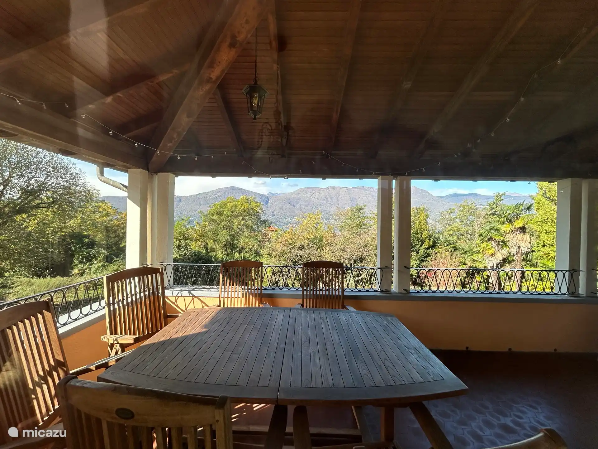 Die Terrasse mit Blick auf den See