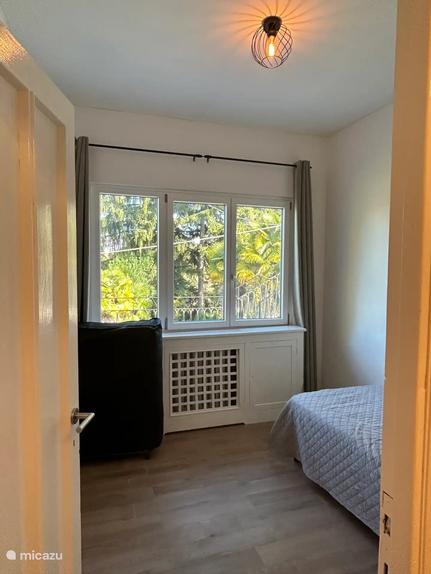 Schlafzimmer an der Seite mit Blick auf die Berge